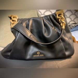 MICHAEL MICHAEL KORS
‘HANNAH’ BLACK LEATHER SHOULDER BAG W/GOLD CHAIN STRAP- NWT